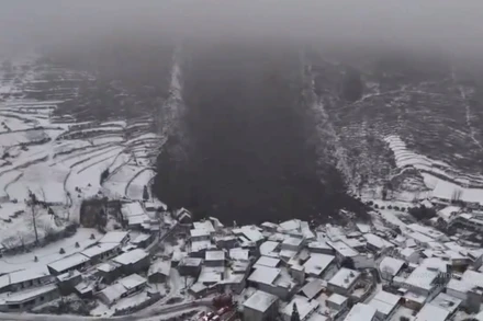 Công tác cứu hộ gặp nhiều khó khăn do thời tiết lạnh giá khắc nghiệt. (Ảnh cắt từ clip của Baidu.com)