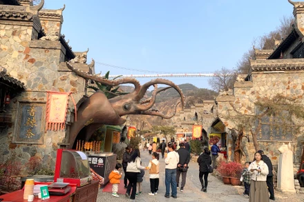 Khách du lịch Trung Quốc tại một điểm du lịch ở tỉnh Cam Túc. (Ảnh: HỮU HƯNG)