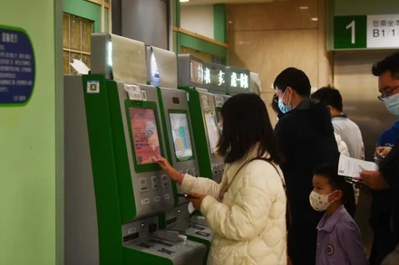 Người dân lấy số khám bệnh ở Bệnh viện Nhi đồng thành phố Bắc Kinh. (Ảnh: bjd.com.cn)