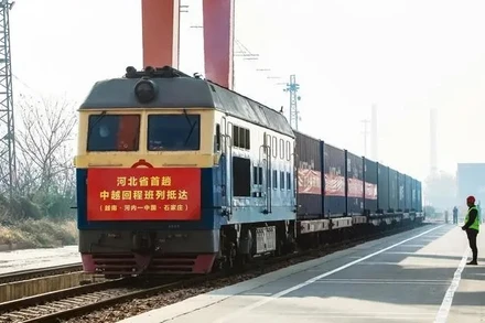 Tàu hàng từ Việt Nam cập cảng nội địa Thạch Gia Trang. (Ảnh: sjzdaily.com.cn)