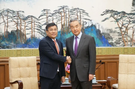 Thứ trưởng Thường trực Bộ Ngoại giao Nguyễn Minh Vũ và Ủy viên Bộ Chính trị, Chủ nhiệm Văn phòng Ủy ban công tác đối ngoại Trung ương, Bộ trưởng Ngoại giao Trung Quốc Vương Nghị.