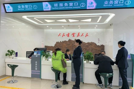 Quầy giao dịch carbon của Tập đoàn Lưới điện quốc gia Trung Quốc tại thành phố Lan Châu, Cam Túc. (Ảnh: HỮU HƯNG)