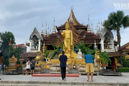 Một điểm du lịch nổi tiếng ở Tây Song Bản Nạp. (Ảnh: HỮU HƯNG)