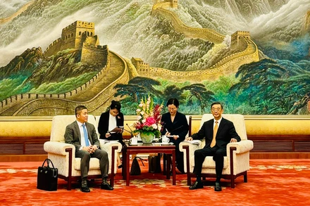 Phó Chủ tịch Chính hiệp toàn quốc Trung Quốc Chu Cường (bên phải) tiếp Chủ tịch Liên hiệp các tổ chức hữu nghị Việt Nam Phan Anh Sơn.