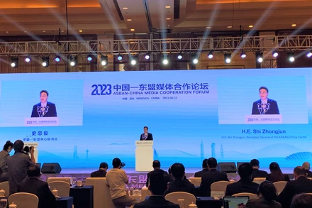 Tổng Thư ký Trung tâm ASEAN-Trung Quốc Shi Zhongjun phát biểu tại lễ khai mạc Diễn đàn. (Ảnh: HỮU HƯNG)