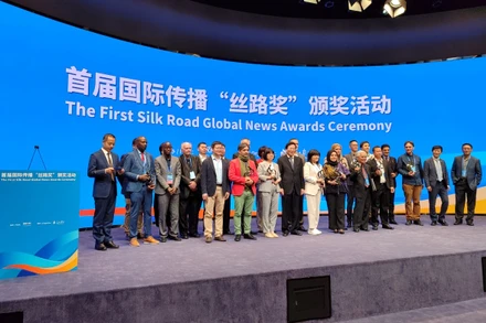 Lễ trao giải thưởng báo chí trong khuôn khổ Diễn đàn.