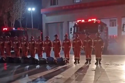 Lực lượng chức năng tham gia cứu hộ sau vụ động đất. (Ảnh từ clip của CCTV)