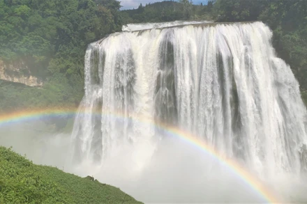 Cầu vồng trên thác Hoàng Quả Thụ. (Ảnh: HỮU HƯNG)