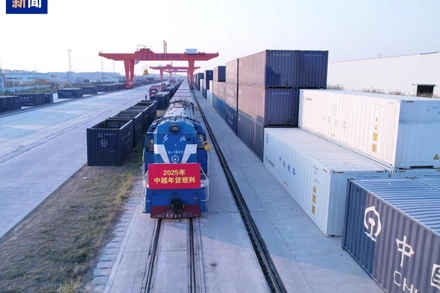 Ảnh minh họa: Chuyến tàu liên vận chở hàng Tết đầu tiên trong năm 2025 giữa hai nước được khởi hành từ Quảng Tây. (Ảnh: CCTV)