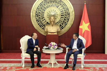 Đại sứ Phạm Thanh Bình (bên phải) và Phó Chủ tịch Khu tự trị dân tộc Choang Quảng Tây Liêu Phẩm Hổ.