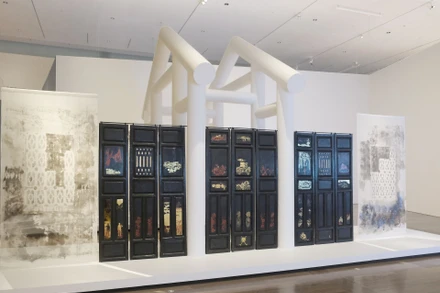 Phía trước của tác phẩm "Tiếng vọng", kích thước 419cm (cao)x788cm (dài)x565cm (rộng). Ảnh: NVCC