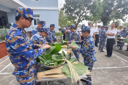 Các chiến sĩ lữ đoàn 162 gói bánh chưng chuẩn bị đón Tết.
