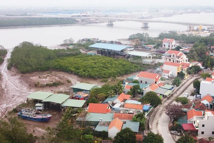 Làng nghề đóng tàu thuyền vỏ gỗ Cống Mương.