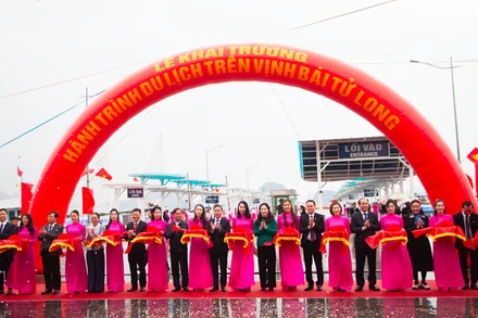 Các đại biểu cắt băng khai trương hành trình du lịch trên vịnh Bái Tử Long.