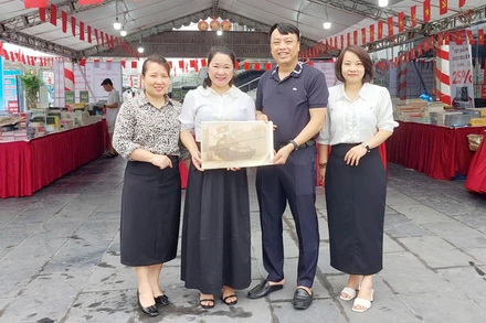 Đại diện Văn phòng Báo Nhân Dân tại Quảng Ninh tặng phụ san đặc biệt "Chiến dịch Hồ Chí Minh" cho bạn đọc.