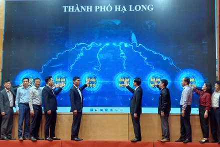 Các đại biểu phát động phong trào "Bình dân học vụ số".