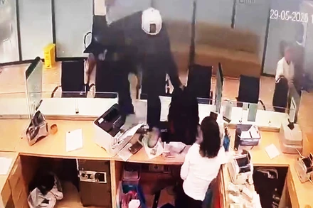 Camera ghi lại vụ cướp ngân hàng tại thành phố Uông Bí, Quảng Ninh.