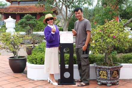 Du khách check-in và chia sẻ khoảnh khắc với NFC tại Khu lưu niệm Chủ tịch Hồ Chí Minh trên đảo Cô Tô.