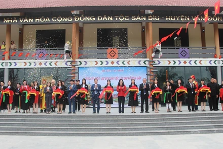 Các đại biểu cắt băng khánh thành, khai trương Làng Văn hóa-Du lịch dân tộc Sán Dìu, xã Bình Dân.