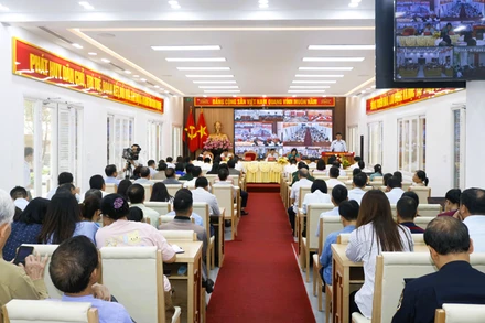 Quang cảnh buổi tiếp xúc cử tri tại thành phố Móng Cái.