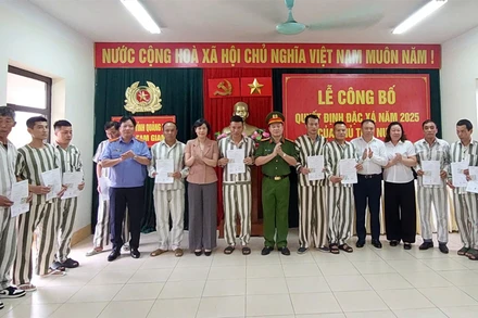 Đại tá Lê Hồng Vân, Phó Giám đốc Công an tỉnh Quảng Ninh trao Quyết định đặc xá và căn cước cho các phạm nhân được hưởng đặc xá.