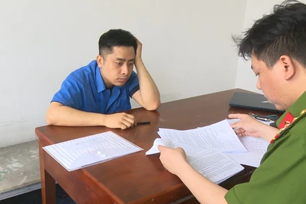 Cơ quan Cảnh sát điều tra, Công an tỉnh Quảng Ninh lấy lời khai của đối tượng Bùi Đình Khánh.