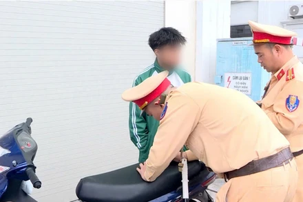 Lực lượng Cảnh sát giao thông xử lý 1 trường hợp vi phạm về trật tự an toàn giao thông.