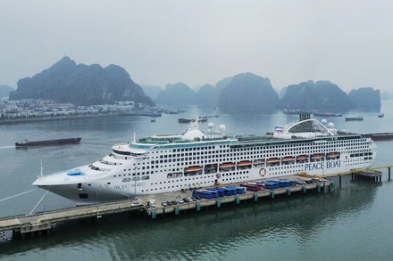Tàu Pacific World cập cảng tàu khách quốc tế Hạ Long.