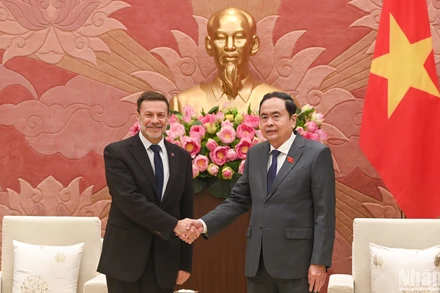 Chủ tịch Quốc hội Trần Thanh Mẫn và Đại sứ Australia Andrew Goledzinowski.