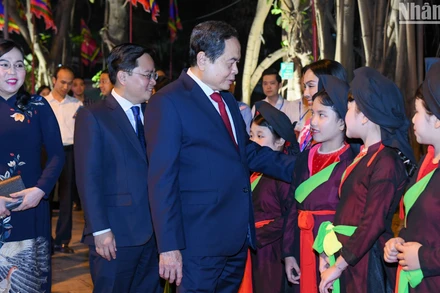 Chủ tịch Quốc hội Trần Thanh Mẫn với các cháu thiếu nhi tại Khu Di tích Quốc gia đặc biệt Đền Đô.