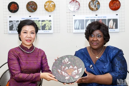 Phu nhân Tổng Bí thư, Chủ tịch nước và Phu nhân Tổng thống Mozambique tham quan Bảo tàng Mỹ thuật Việt Nam 