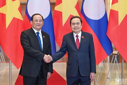 Chủ tịch Quốc hội Trần Thanh Mẫn và Thủ tướng Lào Sonexay Siphandone.