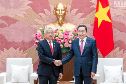 Chủ tịch Quốc hội Trần Thanh Mẫn và Phó Chủ tịch Quốc hội, Chủ tịch Ủy ban Hòa bình và Đoàn kết Lào Sommad Pholsena chụp ảnh lưu niệm với đại biểu hai nước tại cuộc tiếp.