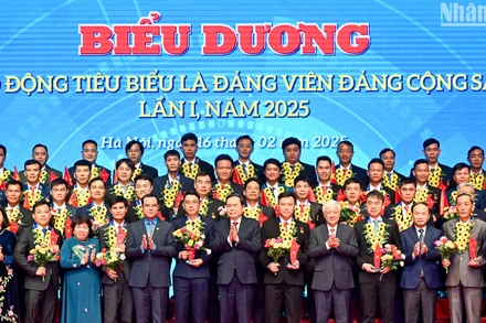 Chủ tịch Quốc hội Trần Thanh Mẫn cùng các đồng chí lãnh đạo Đảng, Nhà nước với 95 công nhân lao động tiêu biểu là đảng viên Đảng Cộng sản Việt Nam.