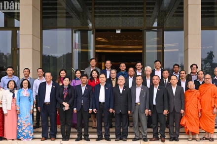 Chủ tịch Quốc hội Trần Thanh Mẫn chụp ảnh lưu niệm với Đoàn đại biểu Quốc hội tỉnh Sóc Trăng.