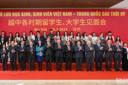 Tổng Bí thư Tô Lâm, Đại sứ Trung Quốc Hà Vĩ cùng các đồng chí lãnh đạo Đảng, Nhà nước và các đại biểu tại cuộc gặp gỡ. 