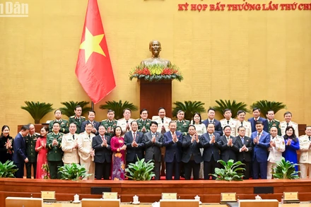 Các đồng chí lãnh đạo Đảng, Nhà nước với các đại biểu tại phiên họp. 