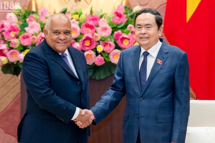 Chủ tịch Quốc hội Trần Thanh Mẫn và Đại sứ Cuba Orlando Nicolas Hernandez Guillen.