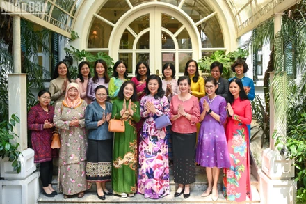 Bà Ngô Phương Ly, Phu nhân Tổng Bí thư, Chủ tịch nước Tô Lâm cùng thành viên Ban Chấp hành Nhóm Phụ nữ Cộng đồng ASEAN (AWCH).