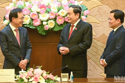 Chủ tịch Quốc hội Trần Thanh Mẫn trao đổi với lãnh đạo tỉnh Bắc Ninh và lãnh đạo Tổ hợp Samsung Việt Nam. 