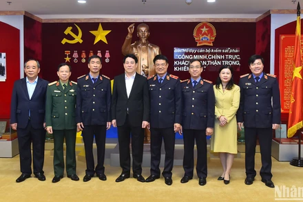 Chủ tịch nước Lương Cường, Viện trưởng Viện Kiểm sát nhân dân tối cao Nguyễn Huy Tiến cùng các đại biểu tại Phòng Truyền thống của Viện Kiểm sát nhân dân tối cao. 