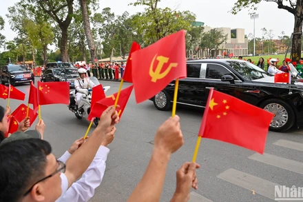Đoàn xe chở Tổng Bí thư, Chủ tịch Trung Quốc Tập Cận Bình di chuyển trên các tuyến đường trong sự chào đón nồng nhiệt của nhân dân Thủ đô. Đoàn xe chở Tổng Bí thư, Chủ tịch Trung Quốc Tập Cận Bình di chuyển trên các tuyến đường trong sự chào đón nồng nhiệt của nhân dân Thủ đô.