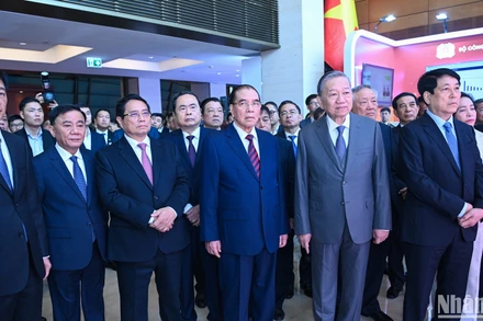 Tổng Bí thư Tô Lâm, Chủ tịch nước Lương Cường, Thủ tướng Phạm Minh Chính, Chủ tịch Quốc hội Trần Thanh Mẫn cùng các đồng chí lãnh đạo Đảng, Nhà nước tham quan gian trưng bày các sản phẩm khoa học công nghệ.