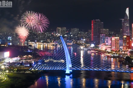 Màn pháo hoa rực rỡ chào mừng Kỷ niệm 50 năm Ngày Giải phóng miền nam, thống nhất đất nước.