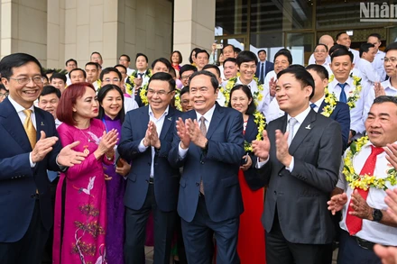 Chủ tịch Quốc hội Trần Thanh Mẫn với các đại biểu, người lao động tiêu biểu của ngành dầu khí.