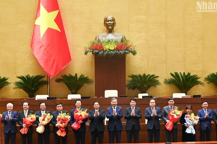 Tổng Bí thư Tô Lâm, Chủ tịch nước Lương Cường, Thủ tướng Phạm Minh Chính, Chủ tịch Quốc hội Trần Thanh Mẫn và các đồng chí lãnh đạo Đảng, Nhà nước tặng hoa các đồng chí được bầu và miễn nhiệm.
