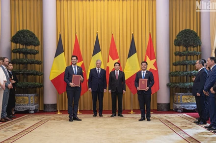 Chủ tịch nước Lương Cường và Nhà Vua Vương quốc Bỉ Philippe chứng kiến Lễ trao văn kiện hợp tác giữa Việt Nam-Bỉ.
