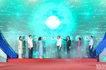 Các đại biểu thực hiện nghi thức khai mạc Festival Phở 2025 "Tinh hoa phở Việt - Di sản trong kỷ nguyên số".