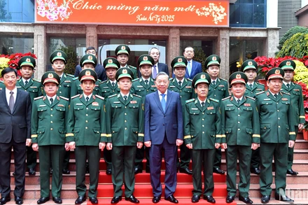 Tổng Bí thư Tô Lâm với Thủ trưởng Bộ Quốc phòng và cán bộ, chỉ huy Bộ Tư lệnh Bộ đội Biên phòng.