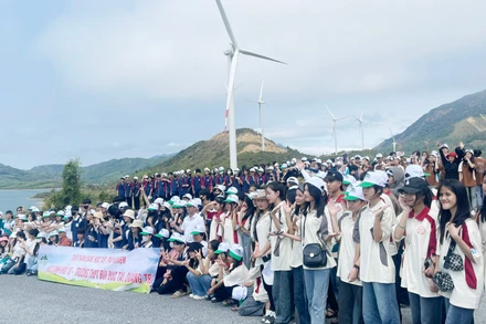 Đoàn học sinh Trường trung học phổ thông Bùi Dục Tài trải nghiệm nhà máy điện gió Hướng Linh. 